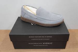lot 135 image: Vionic Gustavo Mens Orthotic Slippers -Size 9