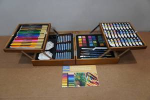 lot 227 image: Art Set