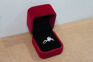 lot 271 image: Costume Jewelry Ring - Size 8