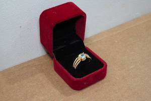 lot 272 image: Costume Jewelry Ring - Size 7.5