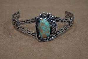 lot 274 image: Turquoise Bracelet with Flowers