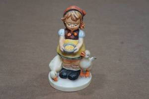 lot 276 image: Vintage Goeble Hummel Figurine - Be Patient