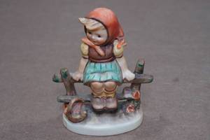 lot 277 image: Vintage Goeble Hummel Figurine - Just Resting