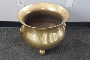 lot 283 image: Ethan Allen Brass Cauldron Flower Pot