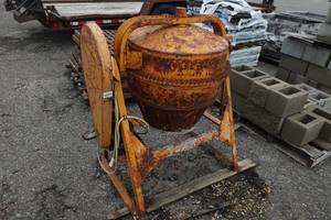 lot 472 image: Montgomery Wards GIL 26471A Electric Cement Mixer