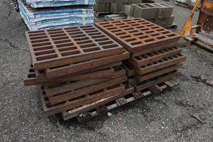 lot 473 image: Cast Iron Grates