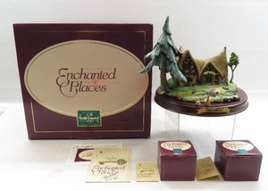 lot 1 image: WDCC Snow White Enchanted Places Seven Dwarfs Cottage  Miniature Snow White & Dopey