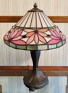 lot 22C image: B3 - Tiffany-Style Stained Glass Table Lamp with Floral Shade