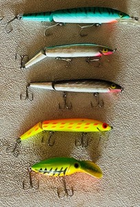 lot 138C image: G - Set of 5 Assorted Fishing Lures with Treble Hooks