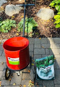 lot 163C image: G - Scotts Broadcast Lawn Spreader and Turf Builder Grass Seed Mix