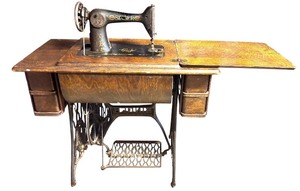 lot 102 image: S - Vintage Singer Sewing Machine with Oak Treadle Table