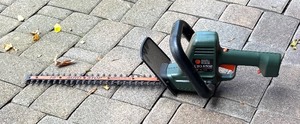 lot 93R image: G - Black & Decker Auto Stop 18-Inch Hedge Trimmer Model HT 400