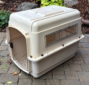 lot 95R image: G - Pet Mate Plastic Pet Kennel