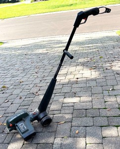 lot 157R image: G - Black & Decker LE400 Deluxe Heavy Duty Edger-Trencher 1.5 HP