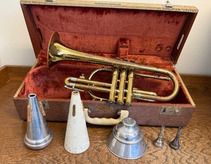 lot 16 image: Vintage Trumpet in Case w Accessories