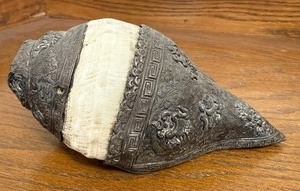 lot 63 image: Vintage Tibetan Silver Decorated Conch Shell