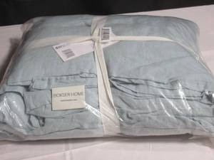 lot 24 image: Queen Color Wave 100% French Linen Sheet Set BOKSER HOME