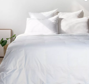 lot 18 image: FullQueen Lightweight Premium Down Alternative Duvet Comforter Insert BOKSER HOME
