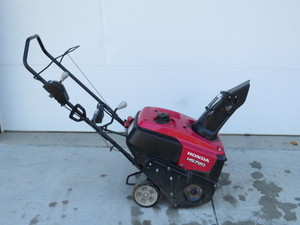 lot 5 image: Honda HS720 Gas Single Stage Snowblower
