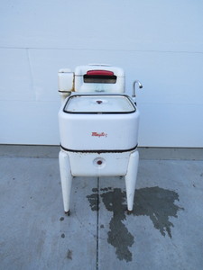 lot 10 image: Vintage Maytag Washing Machine