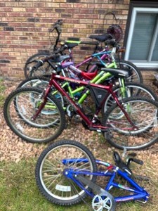lot 21 image: Mixed Lot of Bikes for Repair or Parts