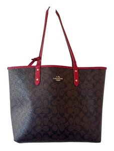 lot 4 image: P - Coach Reversible Signature City Tote Bag
