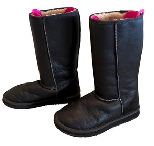 lot 196R image: LR - Sheepskin Lined Black Boots Womens 10  Mens 8