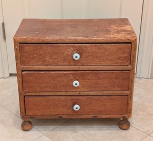 lot 45 image: MB - Antique Wooden 3-Drawer Cabinet with White Knobs