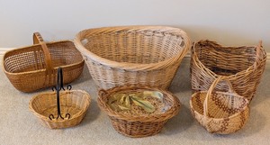 lot 126 image: LL - Collection of 6 Woven and Handled Baskets Assorted Styles