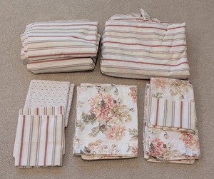 lot 162 image: UL - Eddie Bauer Queen Duvet and Matching Linens Set