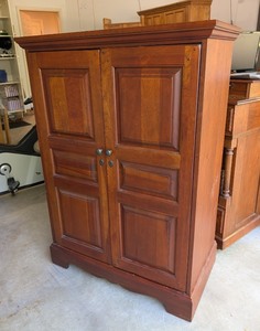 lot 165 image: G - Hooker Furniture Wooden Entertainment Cabinet with Double Doors