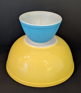 lot 168 image: K - Set of 2 Vintage Pyrex Mixing Bowls Blue and Yellow