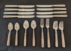 lot 170 image: UL - Reed & Barton Flatware Set with 6 Knives, 4 Forks, 4 Spoons