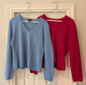 lot 220 image: UL - Set of 2 Ann Taylor Cashmere V-Neck Sweaters Size Large