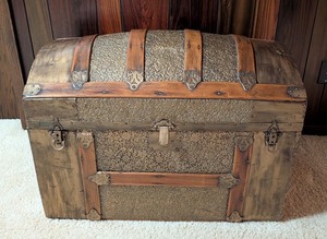 lot 98 image: LL - Antique Dome Top Steamer Trunk with Ornate Metal Detail