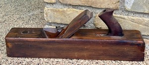 lot 20 image: Antique 16 Inch Wood Hand Plane