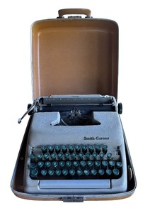 lot 95R image: P - Vintage Smith-Corona Clipper Typewriter with Carrying Case