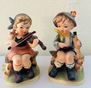 lot 103C image: LR - Set of 2 6-Inch Vintage Napcoware Child Musicians Figurines