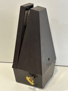lot 145C image: LR - Seth Thomas Conductor Mechanical Metronome Model E500-000 with Cover