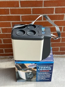 lot 305C image: G - Vector Thermoelectric Travel Cooler and Warmer with Box