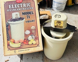 lot 314C image: G - RCW Model 71 Electric Ice Cream Freezer 4 Quart