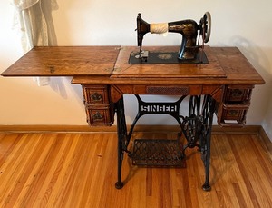 lot 5 image: Antique Singer Treadle Sewing Machine Table with Drawers