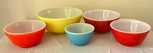 lot 17 image: Set of 5 Vintage Pyrex Mixing Bowls in Multicolor