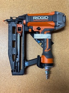 lot 36 image: Ridgid Pneumatic 16-Gauge 2-12 in. Straight Finish Nailer with Swivel Connector & CLEAN DRIVE Technology NEW, no box - MSRP $169