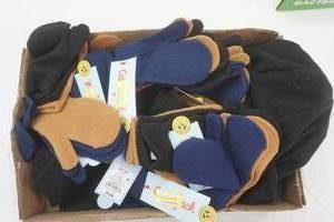lot 9 image: NEW Kids Mittens  (10 bundles of 3) & Fleece Black Hat (1ct)
