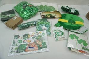 lot 101 image: St. Patricks Day Decor-ALL NEW