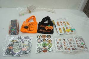 lot 131 image: Thanksgiving & Halloween Crafts Lot