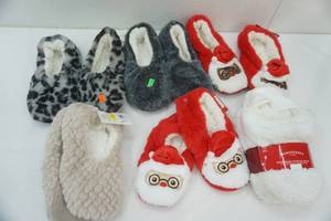 lot 136 image: 6 Pair of Adult Size Slippers