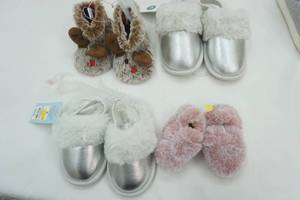 lot 137 image: 4 Pair of Little Kid & Toddler Slippers