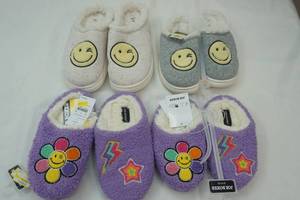 lot 139 image: 4 Pair of Joe Boxer Big Kid Slippers